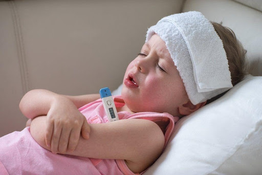 Không nên để tình trạng sốt cao kéo dài, sẽ ảnh hưởng đến sức khỏe và để lại hậu quả nghiêm trọng cho trẻ