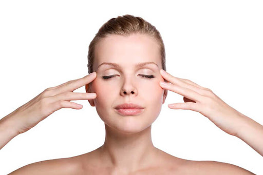 Thường xuyên thực hiện các động tác massage cho đôi mắt thêm khỏe mạnh
