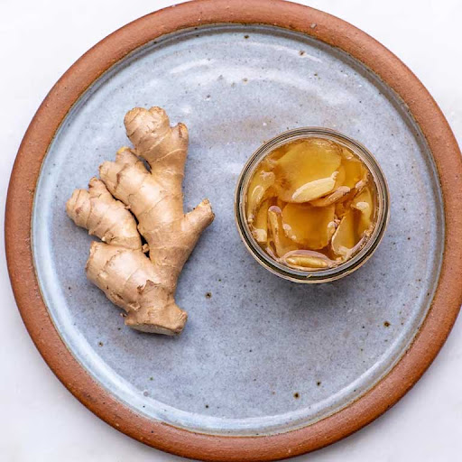 Khăn lau gừng nghệ giúp giảm thiểu tình trạng lích kích và bẩn quần áo khi uống rượu gừng nghệ