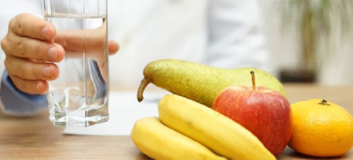 Người bị táo bón nên uống đủ nước, ăn đủ chất và bổ sung thêm chất xơ, rau xanh