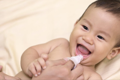 Trẻ sơ sinh cũng cần rơ lưỡi mỗi ngày để làm sạch khoang miệng