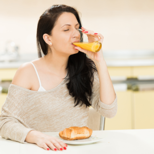 Bổ sung các loại vitamin thông qua nước ép giúp giảm rụng tóc sau sinh