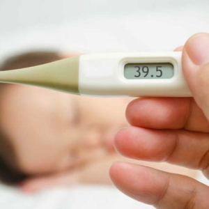 Trẻ em bị dị ứng thời tiết có thể gây sốt