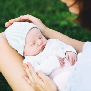 tắm nắng cho trẻ sơ sinh đúng cách giúp bé phát triển toàn diện