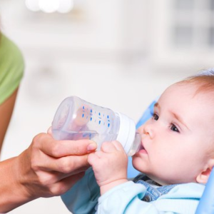 Khi sốt mẹ nên cho trẻ bổ sung nhiều nước khoáng