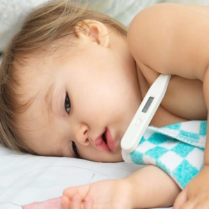 Khi sốt nhiệt độ cơ thể trẻ tăng cao