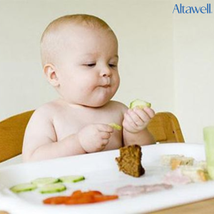 Trẻ em bị táo bón mẹ cần điều chỉnh chế độ ăn uống