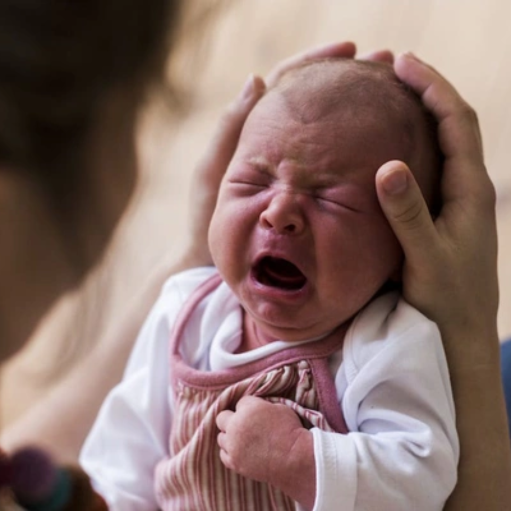 Ba mẹ cần theo dõi xem xét xem vì sao con khóc đêm