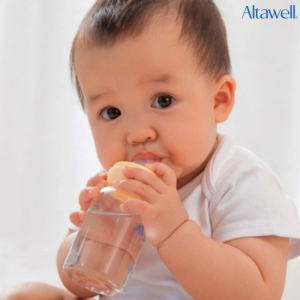 Có nên cho trẻ sơ sinh uống nước không ? Câu hỏi mà nhiều phụ huynh thắc mắc