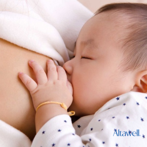 Trẻ từ sơ sinh bú mẹ hoàn toàn đã được cung cấp một lượng nước nhất định trong sữa mẹ