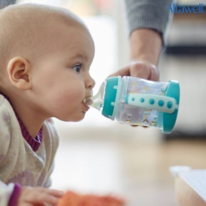 Cho bé tập uống nước đun sôi không uống nước ngọt, nước có ga