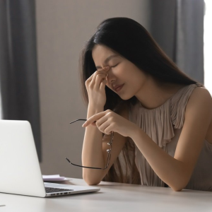 Ánh sáng xanh làm mắt khó chịu và cần thư giãn