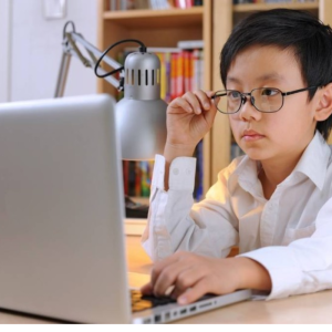 Bị cận thị do tiếp xúc nhiều với ánh sáng xanh ở thiết bị điện tử
