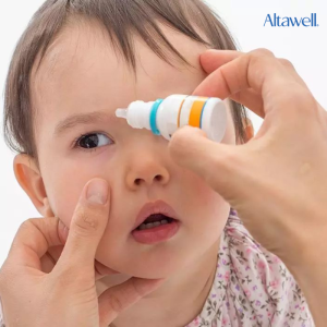 Dùng loại thuốc nhỏ mắt phù hợp để làm sạch mắt và chống mắt đổ ghèn