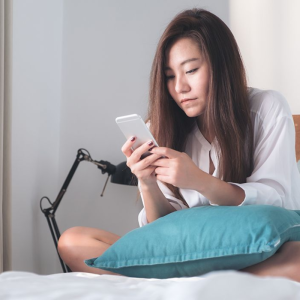 Nên để mắt thư giãn nhiều hơn và hạn chế dùng điện thoại