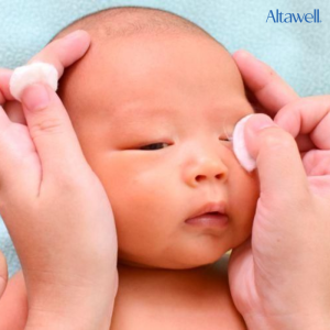 Vệ sinh mắt bé sạch sẽ giúp bé thoải mái hơn
