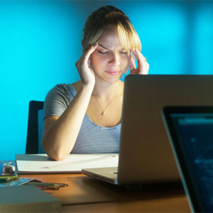 Hạn chế để mắt tiếp xúc với thiết bị điện tử và nên cho mắt nghỉ ngơi