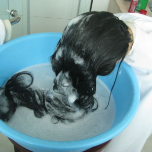 Khi gội đầu sẽ thường xuyên bị bọt xà phòng chứa hóa chất bắn vào mắt