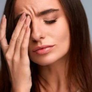 Khô mắt không nguy hiểm nhưng gây khó chịu cho mắt và cần điều trị kịp thời