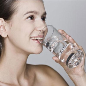 Nên có chế độ ăn uống hợp lý để bảo vệ mắt không bị khô