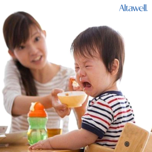 Cha mẹ hay ép con ăn sẽ khiến bé cảm thấy áp lực và biếng ăn hơn