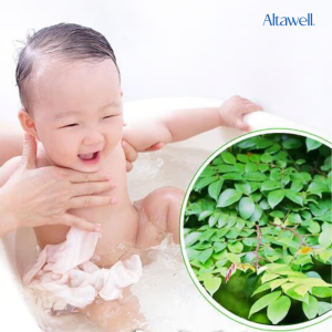 Tắm lá khế hoặc các loại lá khác giúp da bé mát hơn khi trẻ bị rôm sảy